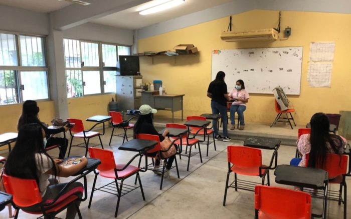 Después de un año, regresan a las aulas en la Secundaria Enedino Jiménez en Juchitán, Oaxaca