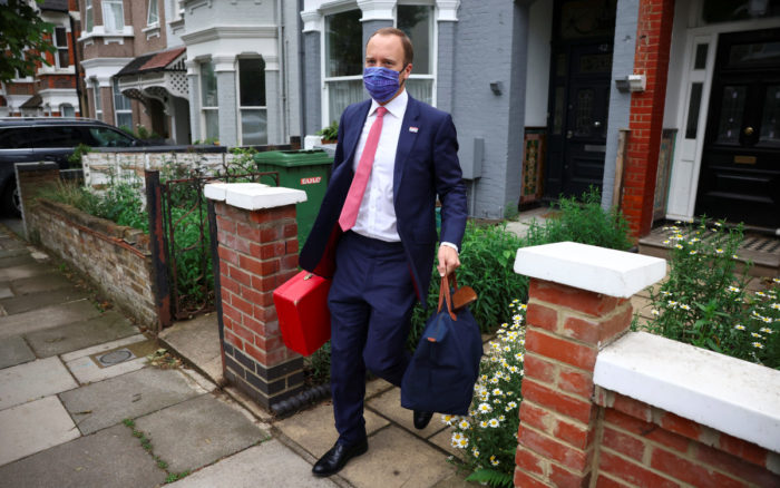 Dimite el ministro de Sanidad británico tras ser sorprendido violando la normativa Covid con una colaboradora