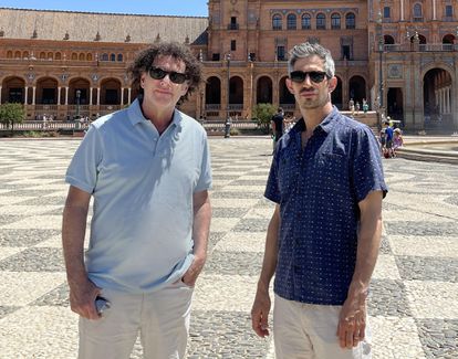 Los documentalistas Michael Dweck (izquierda) y Gregory Kershaw, en la Plaza de España de Sevilla.