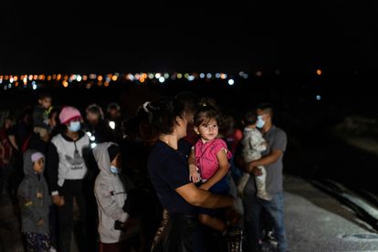 Solicitantes de asilo esperan en la frontera de México con EE UU.