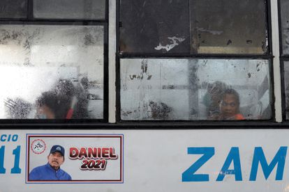 Publicidad de la reelección de Daniel Ortega en un autobús de Managua.