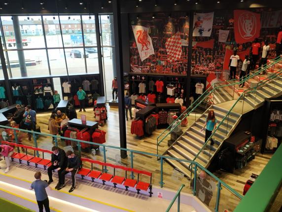 La tienda de Anfield, llena un lunes por la mañana