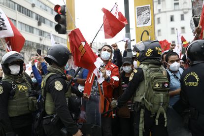 Simpatizantes de Pedro Castillo se manifiestan este sábado cerca a una protesta de seguidores de Keiko Fujimori, en el centro de Lima.