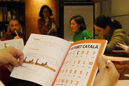 Un libro de catalán en un centro de educación para adultos.