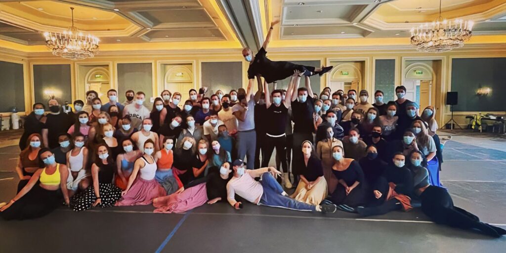 El director de Enchanted 2 comparte una imagen detrás de escena de un número musical