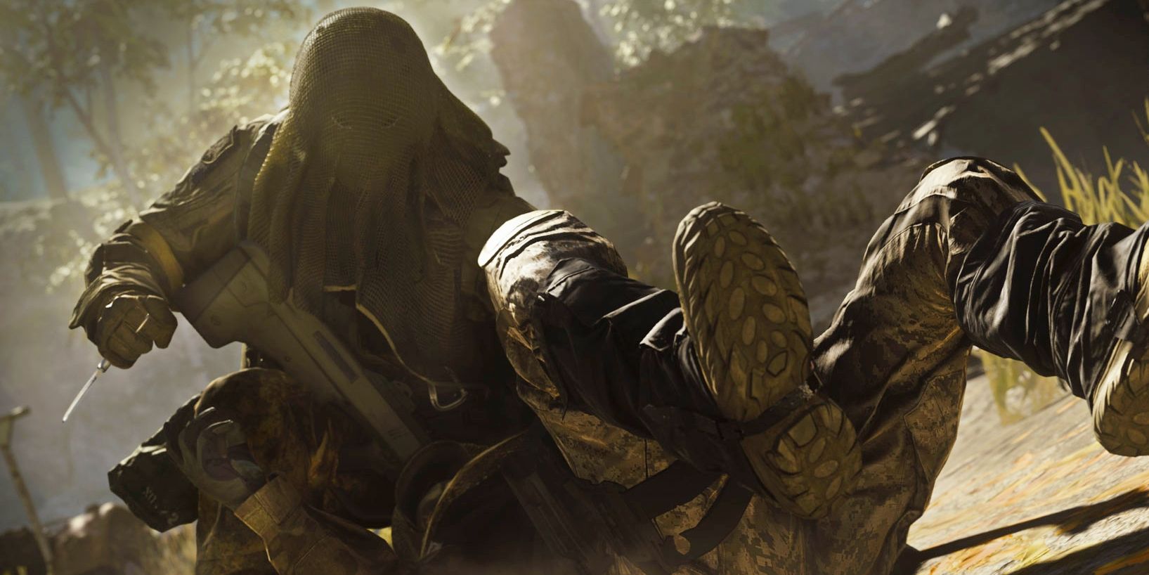 El jugador de la zona de guerra muestra una matanza salvaje con un cuchillo a un enemigo en el aire