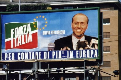 Cartel de Forza italia, el partido de Berlusconi, para las elecciones al Parlamento europeo, en Roma, en 1994.