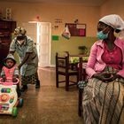 Una escena en el interior de la sala de día para niños con malnutrición del centro de salud de Massaca. Las madres que tienen bebés aquejados de esta dolencia en su faceta más leve (es decir, que solo requieren tratamiento ambulatorio) pueden pasar las mañanas aquí. Los niños son alimentados acorde a sus necesidades y las madres aprenden cómo procurarles una dieta equilibrada y regular con los recursos que tienen.