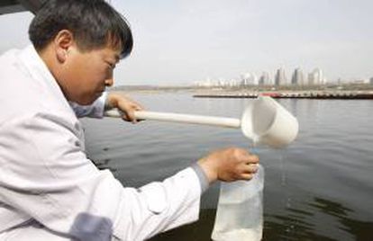 Un investigador toma una muestra de agua en Seúl, Corea del Sur, para realizar un control de radiactividad.