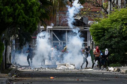 Manifestantes se enfrentan con la policía antidisturbios en Cali, el pasado 4 de junio.