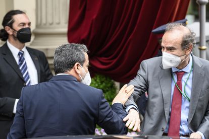 El jefe negociador nuclear iraní, Abbas Araghchi (izquierda), y el vicesecretario general del servicio exterior europeo, Enrique Mora, al inicio de la última ronda de contactos en Viena, la semana pasada.