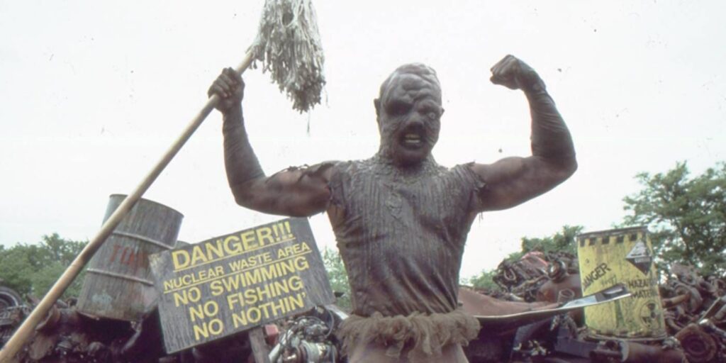 Elijah Wood y Julia Davis se unen al elenco de reinicio de Toxic Avenger