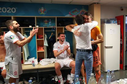 Luis Enrique abraza a Unai Simón en el vestuario de Copenhague ante Oyarzabal, Jori Alba y Laporte.