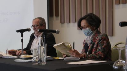 Rodrigo Londoño, presidente del partido político creado por las extintas FARC, y Luz Marina Monzón, directora de la Unidad para la Búsqueda de los Desaparecidos.