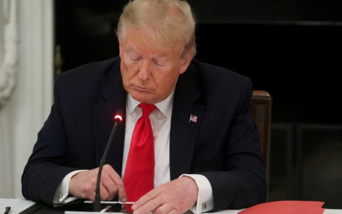 Facebook suspende cuenta de Donald Trump hasta 2023