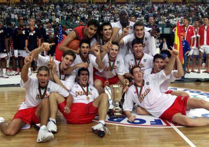 Los campeones del Mundo junior en 1999. Detrás y de izquierda a derecha: Germán Gabriel, Felipe Reyes, Souleymane Drame y Félix Herráez; en medio: Pau Gasol, Juan Carlos Navarro, Raúl López, Julio González y Cesc Cabeza; y tumbados: Berni Rodríguez, Carlos Cabezas y Antonio Bueno. EFE