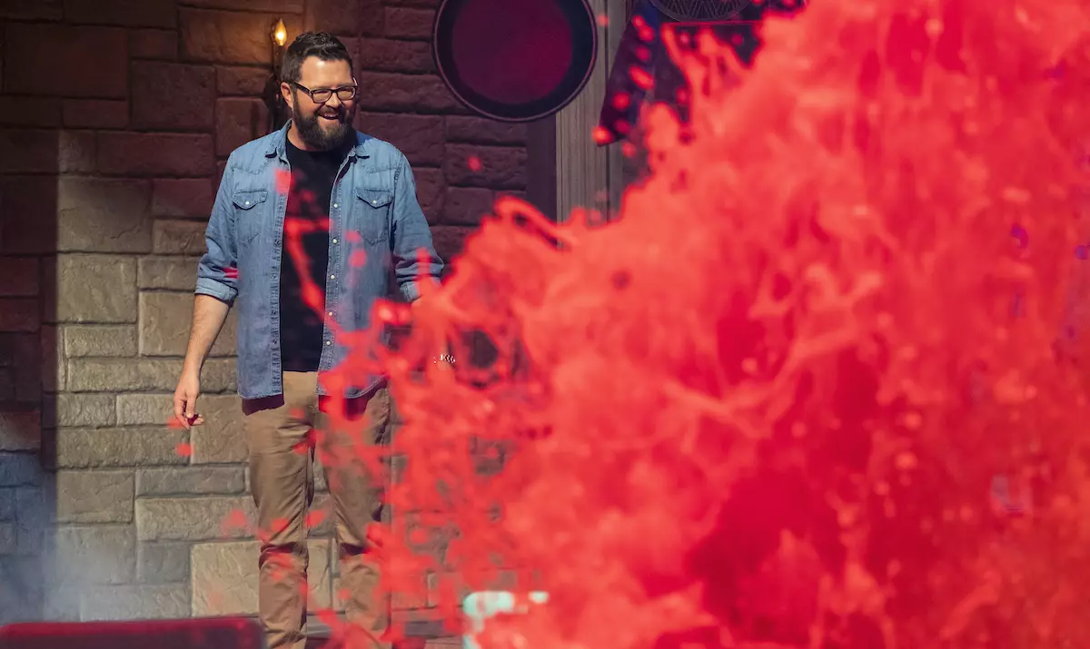PISO ES LAVA Host RUTLEDGE MADERA en PISO ES LAVA Cr. ADAM ROSE / NETFLIX © 2020 FIL 101 Unidad RutledgeWood