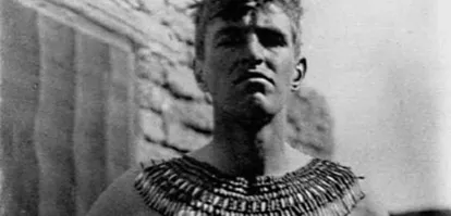 Pendlebury en las excavaciones en Tell el Amarna con un collar encontrado.