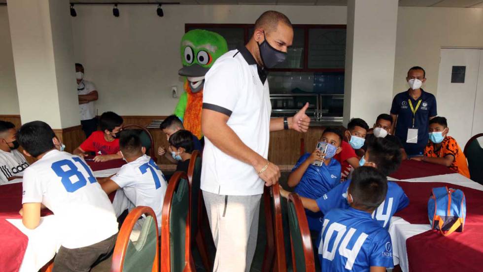 Yamil Bukele visita una escuela sociodeportiva de la FUNDACIÓN LaLiga y el INDES.