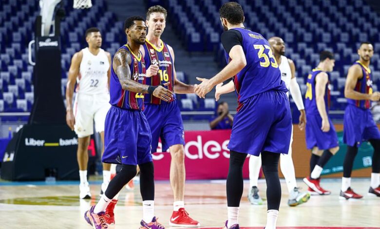 Cory Higgins, felicitado por Nikola Mirotic.