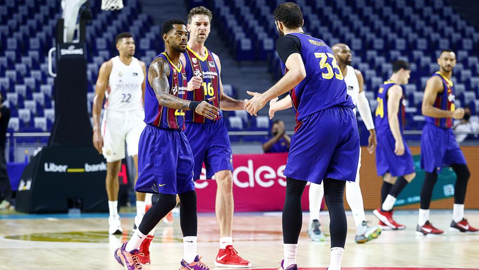 Cory Higgins, felicitado por Nikola Mirotic.