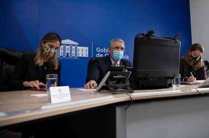 El presidente de Colombia, Iván Duque, (centro) durante su dialogo con el presidente de Estados Unidos, Joe Biden. Junto a él, la canciller Marta Luc;ía Ramírez y la jefe del gabinete, Maria Paula Correa.