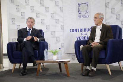 El expresidente Juan Manuel Santos, junto al sacerdote jesuita Francisco de Roux, presidente de la Comisión de la Verdad, el 11 de junio de 2021.