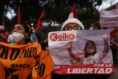 Seguidores de la candidata presidencial Keiko Fujimori se reúnen hoy para protestar y denunciar un presunto fraude electoral en la pasada segunda vuelta, en el sector de Campo de Marte, en Lima (Perú).