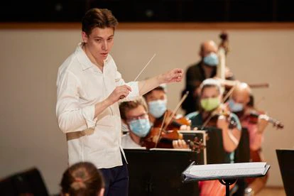 El director Klaus Mäkelä, en un ensayo con la Mahler Chamber Orchestra en Granada.