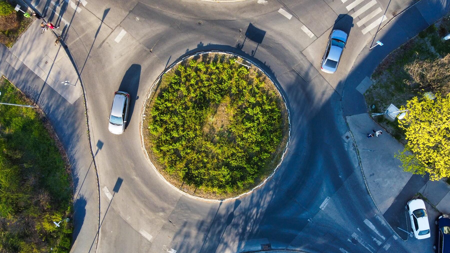 La DGT explica cómo hay que circular por una rotonda