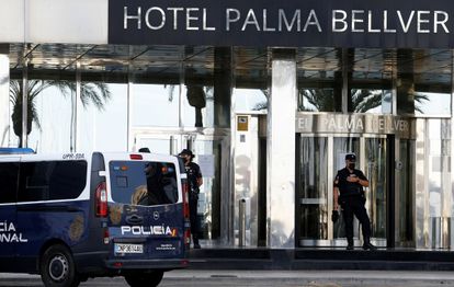 Policía en el acceso del hotel Palma Bellver, el lunes.