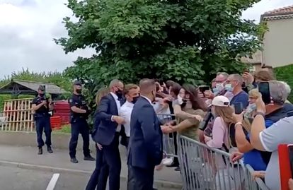 Un hombre abofetea al presidente francés, Emmanuel Macron, durante la visita del mandatario a Tain-l'Hermitage, en el departamento de la Drôme (Francia), el pasado 8 de junio.