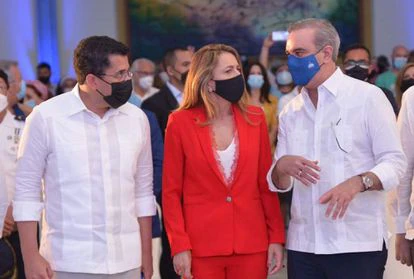 Desde la izquierda, David Collado, ministro de Turismo de la República Dominicana, Encarna Piñero, consejera delegada del Grupo Piñero, y Luis Abinader, presidente de la República Dominicana, el 27 de mayo en Punta Cana durante la presentación de Soltour Tralvel Partners.