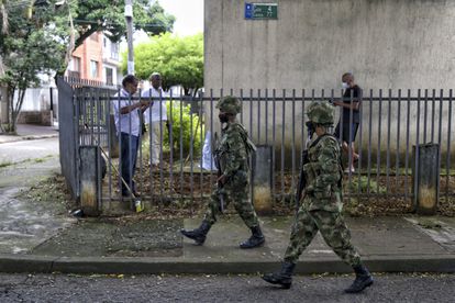 Soldados patrullan en las calles de Cali, la tercera ciudad de Colombia, el sábado 29 de mayo.