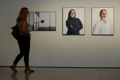 Una visitante recorre el Museo Can Framis de Barcelona donde la fotógrafa alemana Sophie Köhler ha presentado este lunes su proyecto fotográfico y sonoro.