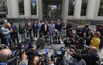 En el centro, Ivan Pavlov, uno de los abogados que representa a las organizaciones vinculadas a Navalni, este miércoles a la salida de los juzgados de Moscú.