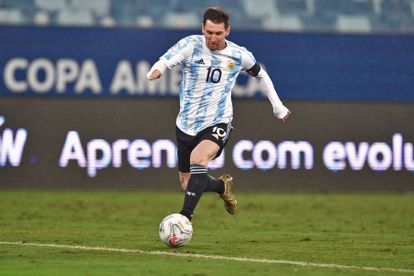 Messi controla el balón en el partido de Argentina ante Bolivia.