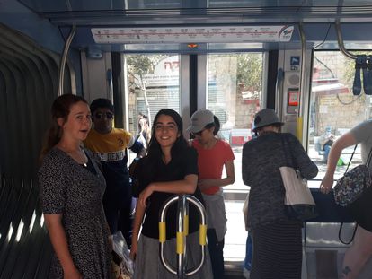 Usuarias del tranvía de Jerusalén el pasado viernes.