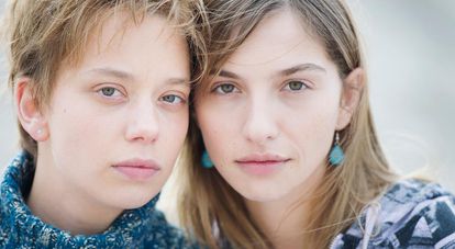 Las actrices Sophie Breyer (izquierda) y Marie Colomb, en la serie 'Laëtitia o el fin de los hombres'.