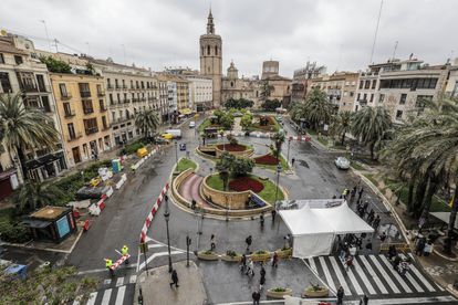 La plaza de la Reina en Valencia, el pasado abril, antes de comenzar las obras de peatonalización.