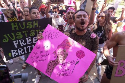 Activistas del movimiento Free Britney, afuera de los tribunales de Los Ángeles.