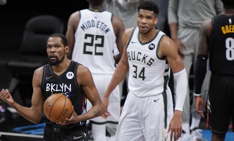 Kevin Durant celebra una canasta de los Brooklyn Nets durante su exhibición en el quinto partido contra los Milwaukee Bucks de Giannis Antetokounmpo.