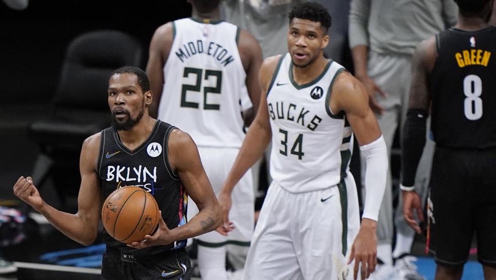 Kevin Durant celebra una canasta de los Brooklyn Nets durante su exhibición en el quinto partido contra los Milwaukee Bucks de Giannis Antetokounmpo.