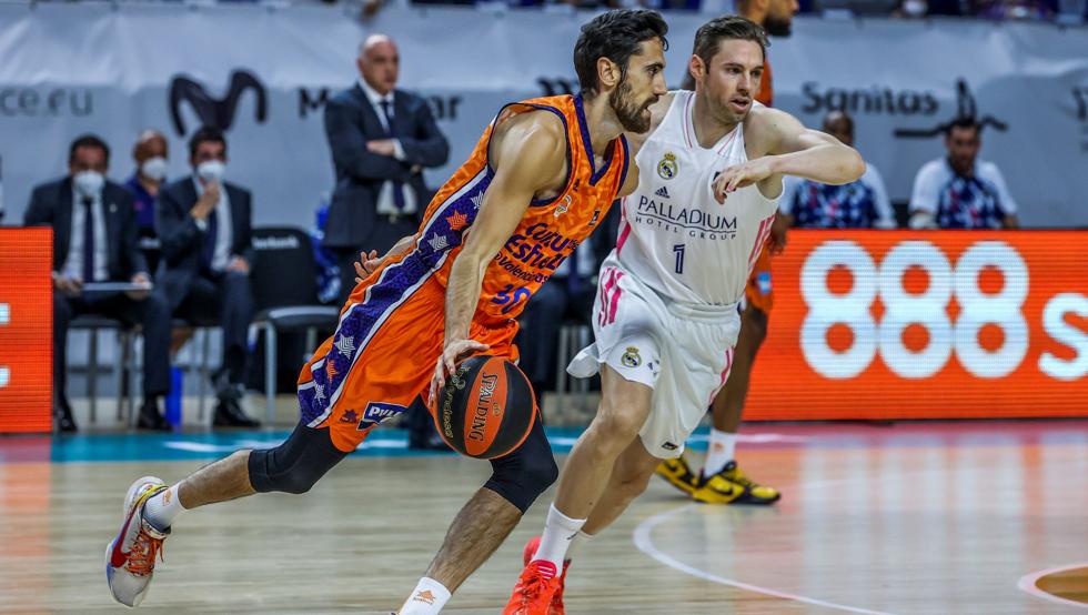 Joan Sastre conduce el balón ante Fabrien Causeur, del Real Madrid.