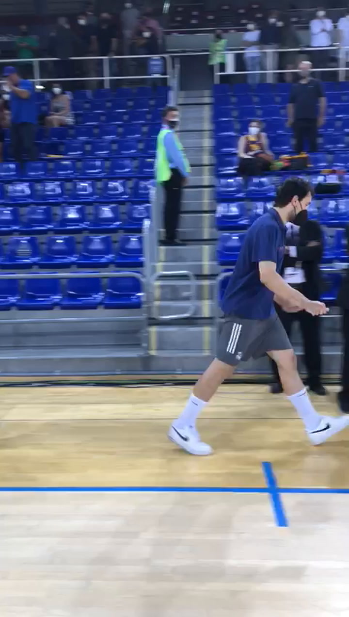 Pau Gasol y Sergio Llull se saludan tras terminar la final