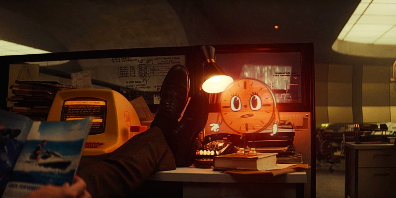 Loki usó una lámpara aterradora con ojos de cartón para las escenas de Miss Minutes