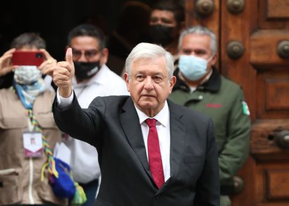 Andrés Manuel López Obrador, saluda después de emitir su voto.