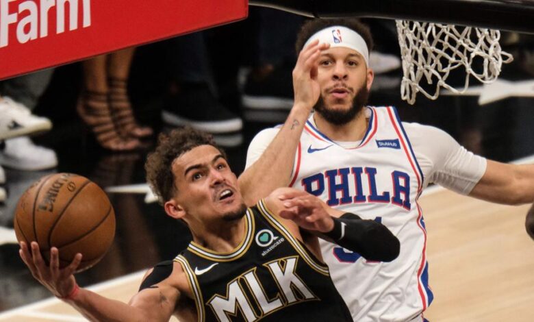 Trae Young lanza a canasta por delante de Seth Curry. Ambos jugadores dieron un magnífico espectáculo en el sexto partido entre los Atlanta Hawks y los Philadelphia 76ers.