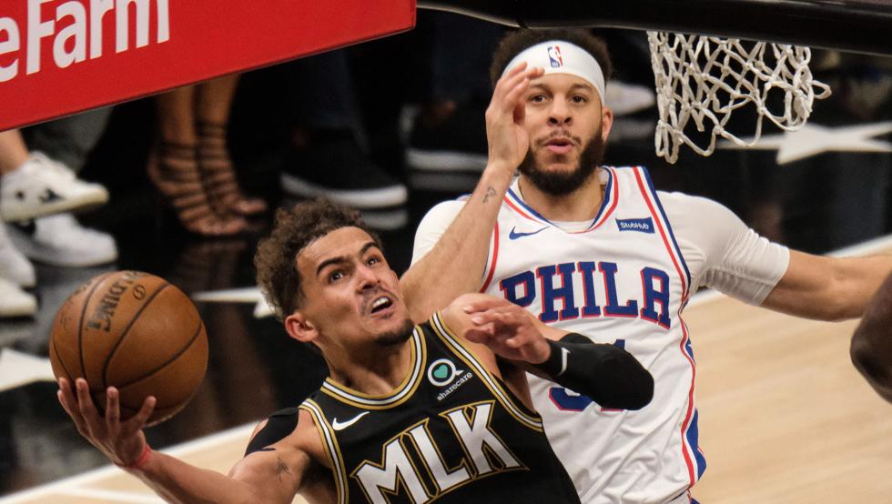 Trae Young lanza a canasta por delante de Seth Curry. Ambos jugadores dieron un magnífico espectáculo en el sexto partido entre los Atlanta Hawks y los Philadelphia 76ers.