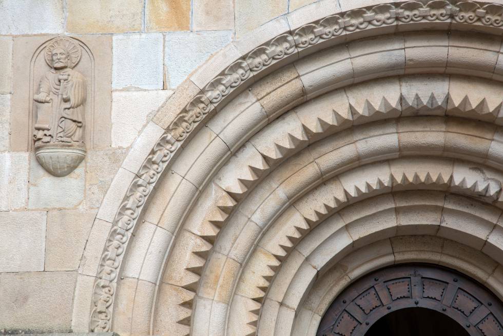 Detalle de la iglesia de San Miguel, en Puente Viesgo.